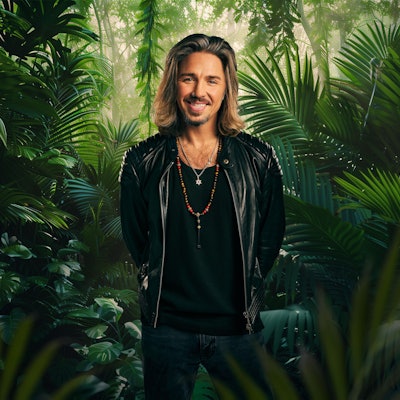 Gil Ofarim steht im Dschungel