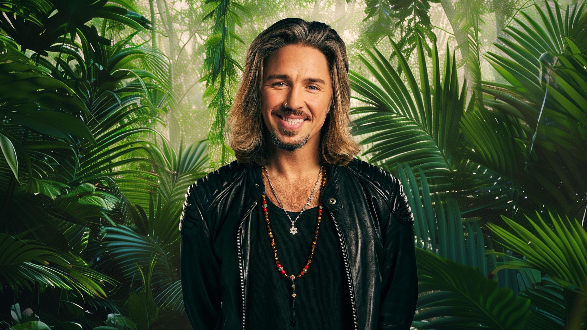 Gil Ofarim steht im Dschungel