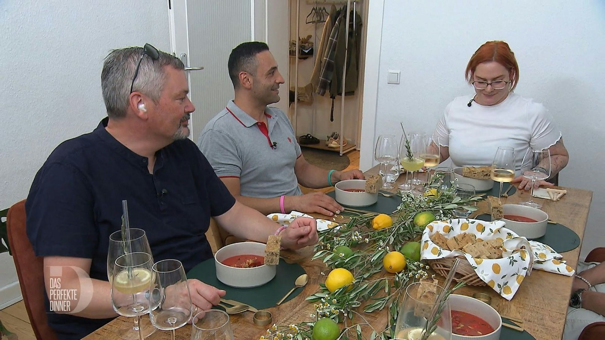 Mit Wassermelonen-Gazpacho beginnt das mediterrane Menü.
(Bild: RTL)