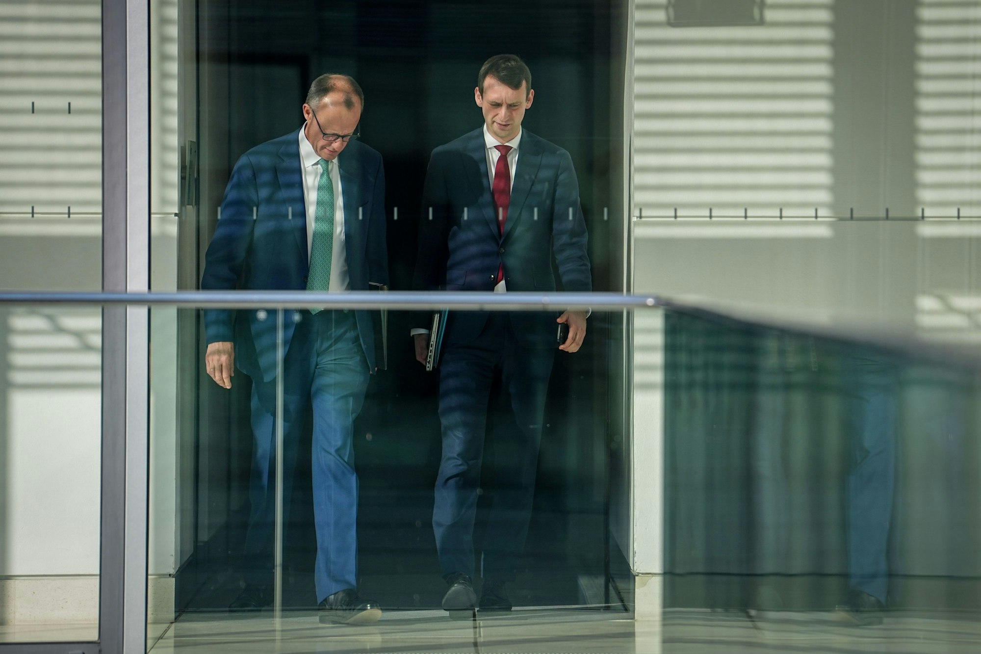 Das Bild zeigt den damaligen Kanzlerkandidaten Friedrich Merz und Jacob Schrot, Büroleiter von Merz.Foto: Kay Nietfeld/dpa