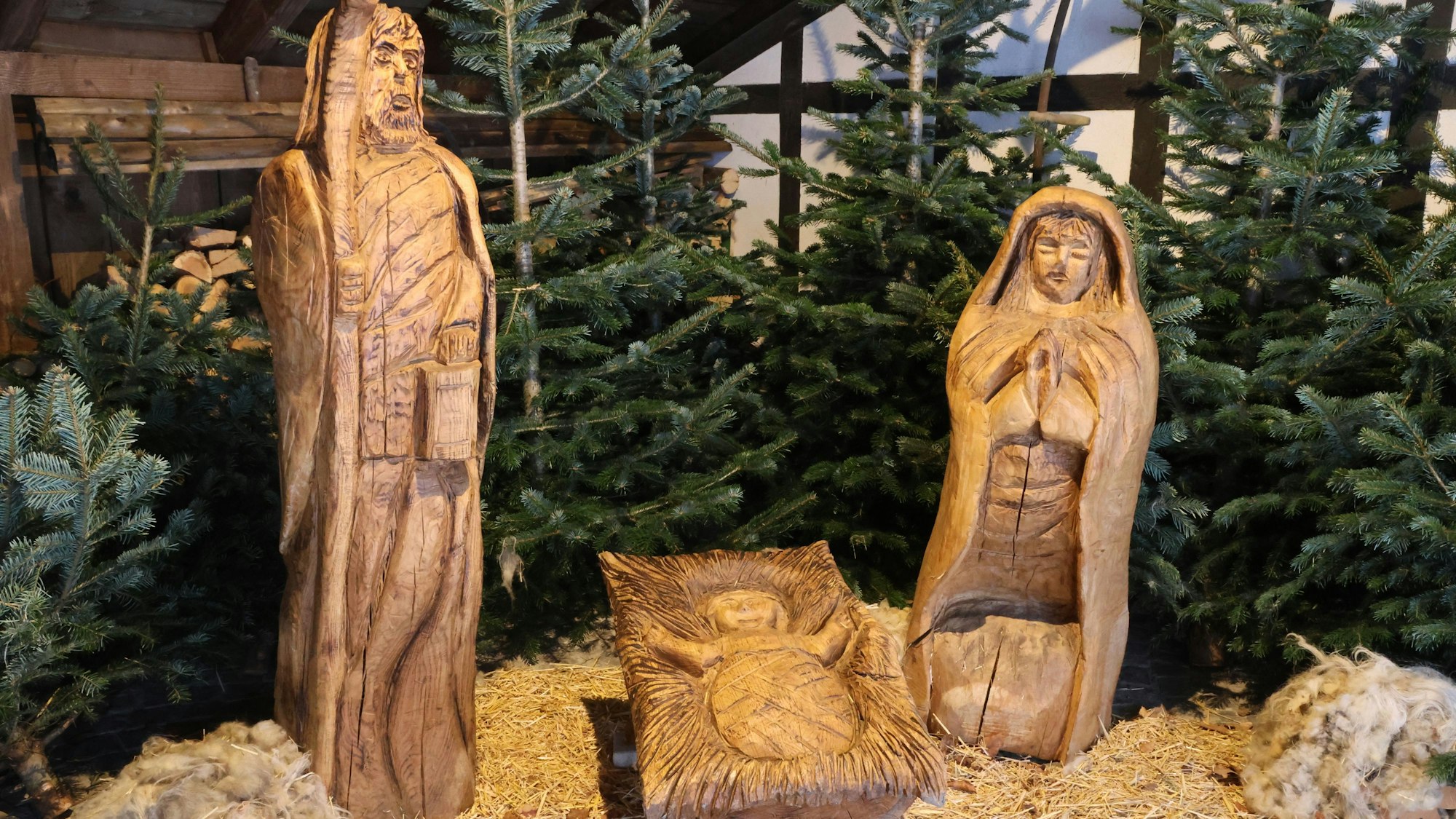 Eine Krippe mit hölzernen, fast lebensgroßen Figuren steht in der Remise des Bauernhofmuseums „D'r Isenhardts Hof“f in Reichshof-Eckenhagen, Reichshofstraße 20.