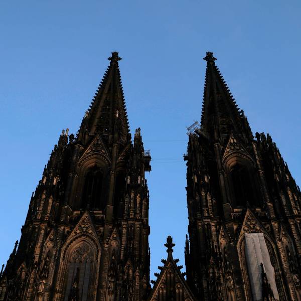 Der Kölner Dom als Wahrzeichen des Erzbistum Köln zur Weihnachtszeit im Herzen der Stadt Köln. Zeitgleich sieht sich das Erzbistum Köln erneut mit fürchterlichen Vorwürfen konfrontiert. Ein 70-Jähriger fordert eine Million Euro Schmerzensgeld vom Erzbistum Köln, da er als Kind und Jugendlicher u.a. von einem Priester schwer missbraucht worden sei. Köln, 22.12.2025 NRW Deutschland *** Cologne Cathedral, the landmark of the Archdiocese of Cologne at Christmas time in the heart of the city of Cologne At the same time, the Archdiocese of Cologne is once again confronted with terrible accusations A 70-year-old man is demanding one million euros in compensation from the Archdiocese of Cologne because he was severely abused by a priest as Copyright: xChristophxHardtx