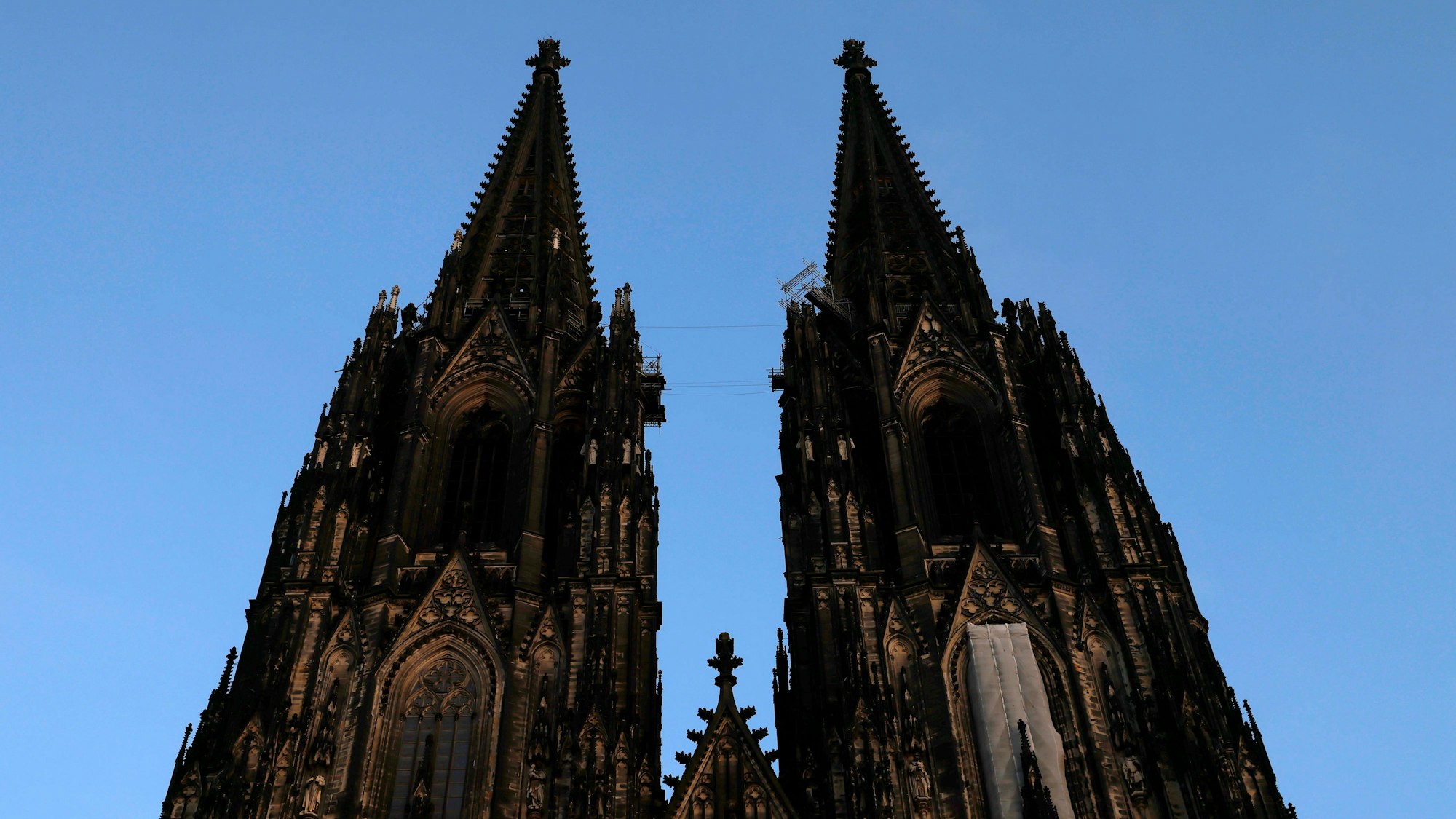Der Kölner Dom als Wahrzeichen des Erzbistum Köln zur Weihnachtszeit im Herzen der Stadt Köln. Zeitgleich sieht sich das Erzbistum Köln erneut mit fürchterlichen Vorwürfen konfrontiert. Ein 70-Jähriger fordert eine Million Euro Schmerzensgeld vom Erzbistum Köln, da er als Kind und Jugendlicher u.a. von einem Priester schwer missbraucht worden sei. Köln, 22.12.2025 NRW Deutschland *** Cologne Cathedral, the landmark of the Archdiocese of Cologne at Christmas time in the heart of the city of Cologne At the same time, the Archdiocese of Cologne is once again confronted with terrible accusations A 70-year-old man is demanding one million euros in compensation from the Archdiocese of Cologne because he was severely abused by a priest as Copyright: xChristophxHardtx