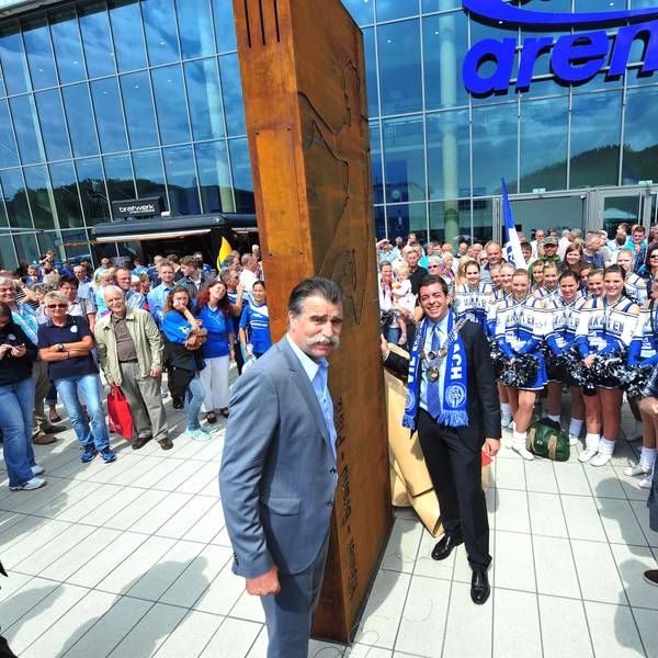 Heiner Brand und der damalige Bürgermeister Frank Helmenstein am 10. August 2013 bei der Einweihung der Schwalbe-Arena.