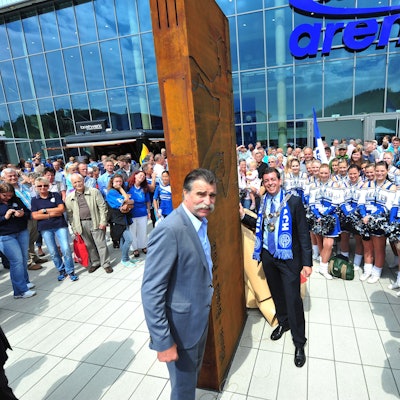 Heiner Brand und der damalige Bürgermeister Frank Helmenstein am 10. August 2013 bei der Einweihung der Schwalbe-Arena.