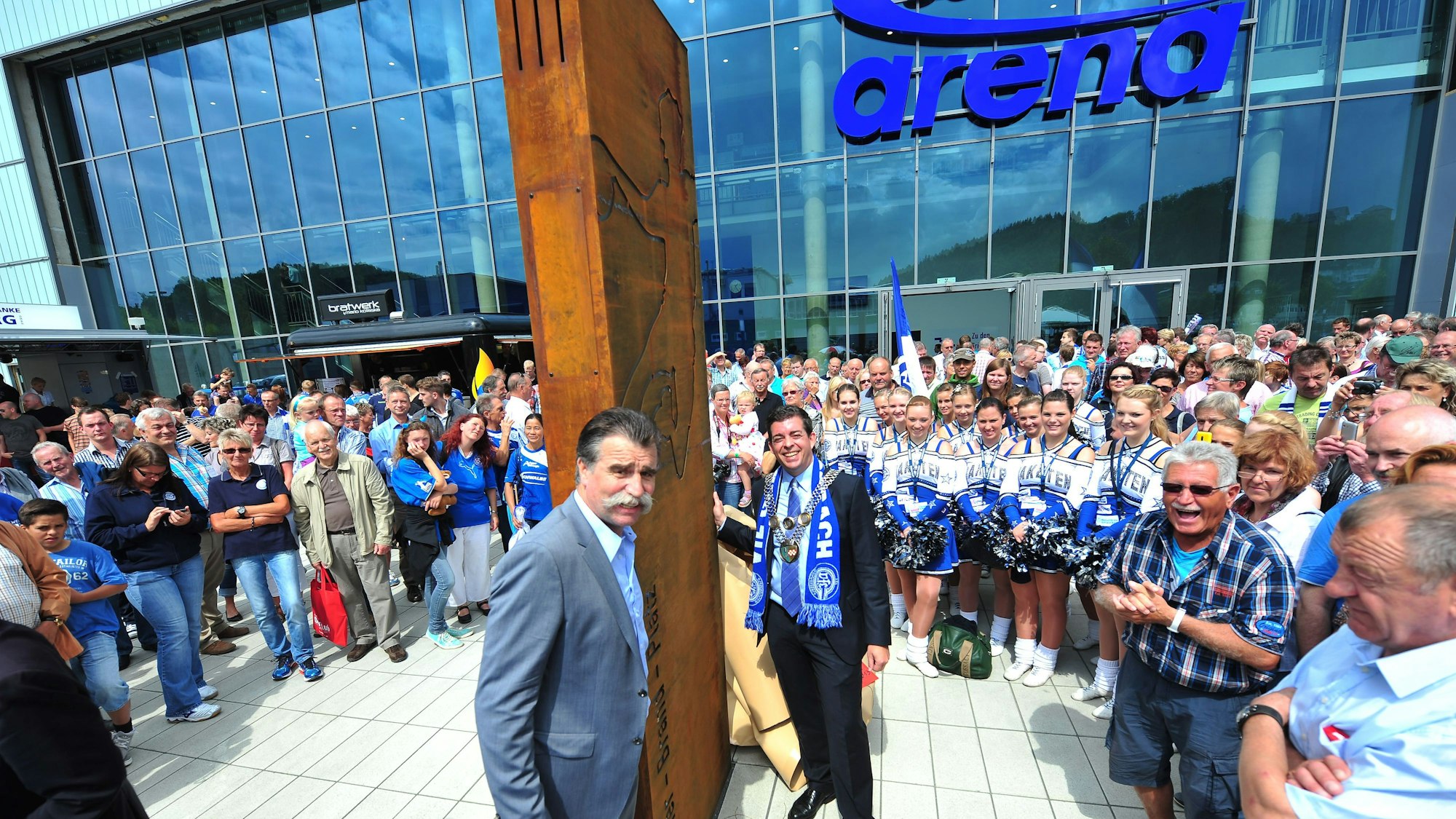 Heiner Brand und der damalige Bürgermeister Frank Helmenstein am 10. August 2013 bei der Einweihung der Schwalbe-Arena.