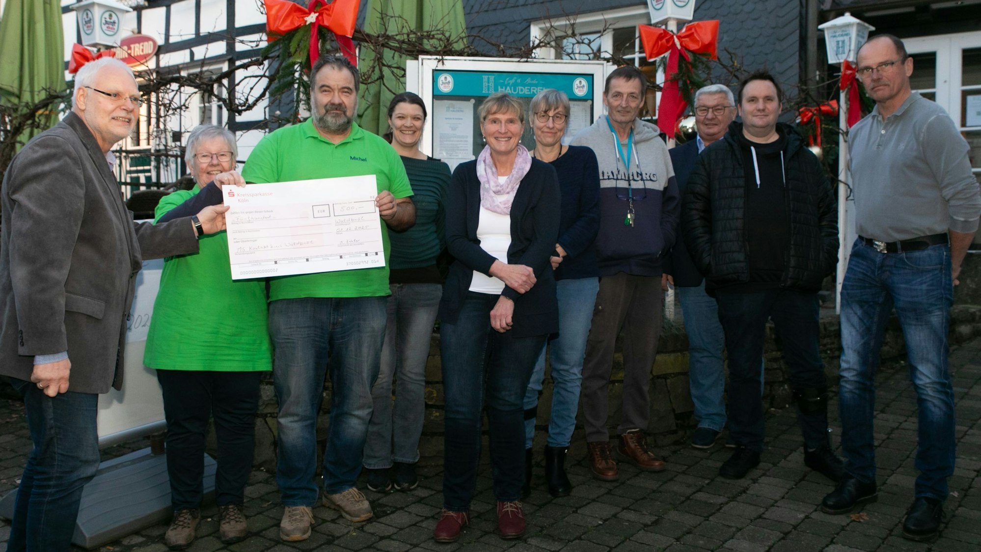 Foto von einer Spendenübergabe an eine MS-Selbsthilfegruppe.