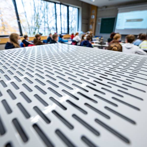 Ein Luftfiltergerät steht in einem Klassenzimmer.