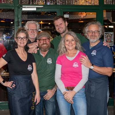 Die neuen Wirte der Piranha-Bar in der Kyffhäuserstraße. v.l.n.r. Sophie Hirschberg, Helmut Frangeberg, Thomas Hüpper, Christian Jungblut, Mica Frangenberg, Axel Hirschberg. Es fehlen auf dem Bild: Yukki Fahlbusch, Florian Schmitz.