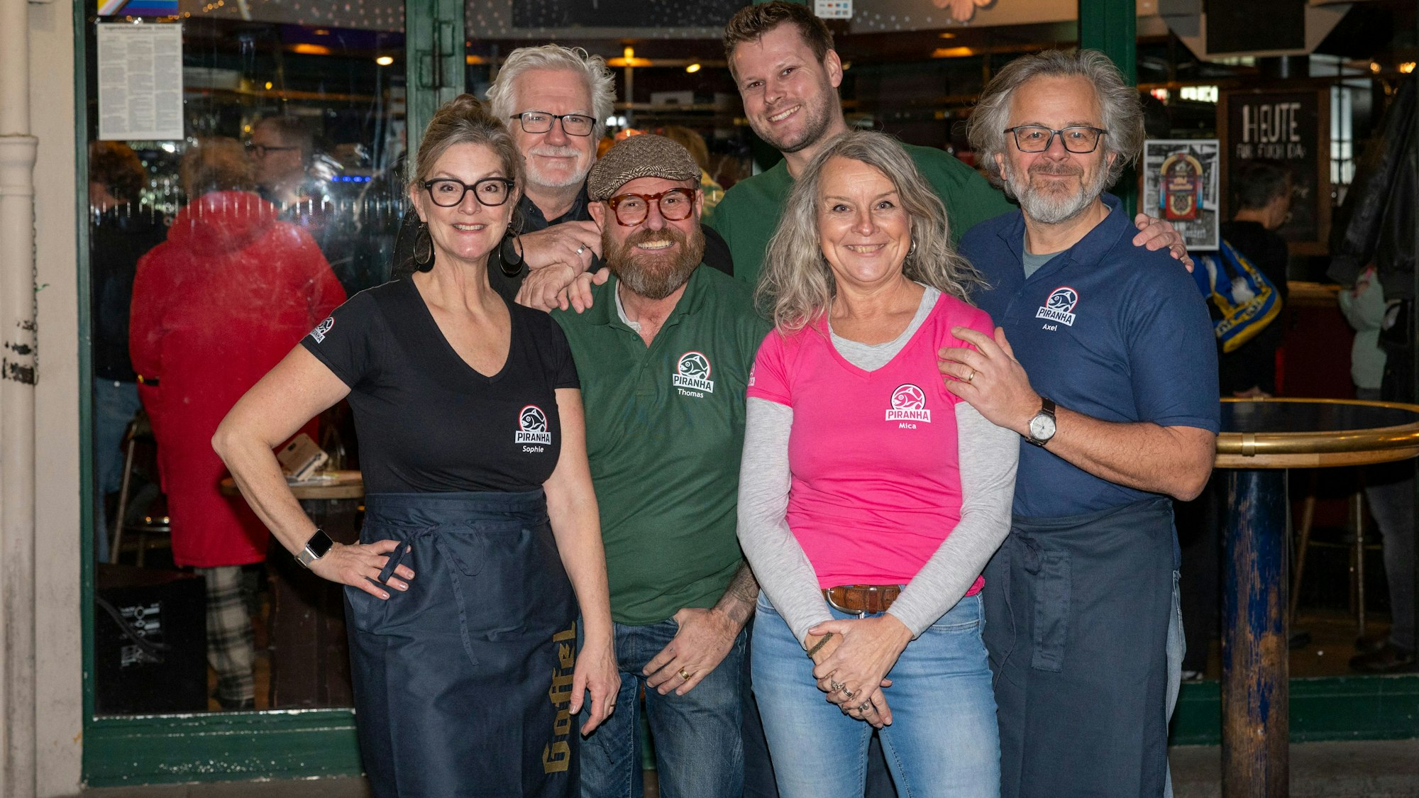 Die neuen Wirte der Piranha-Bar in der Kyffhäuserstraße. v.l.n.r. Sophie Hirschberg, Helmut Frangeberg, Thomas Hüpper, Christian Jungblut, Mica Frangenberg, Axel Hirschberg. Es fehlen auf dem Bild: Yukki Fahlbusch, Florian Schmitz.