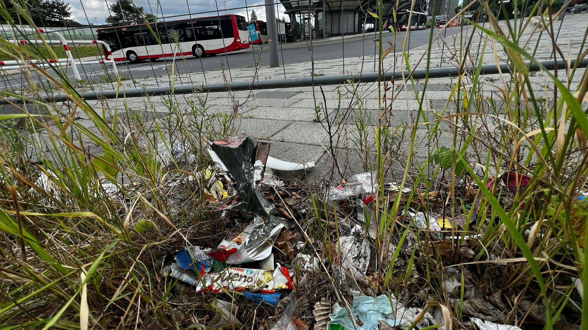 Müll rund um den Busbahnhof in Wiesdorf.