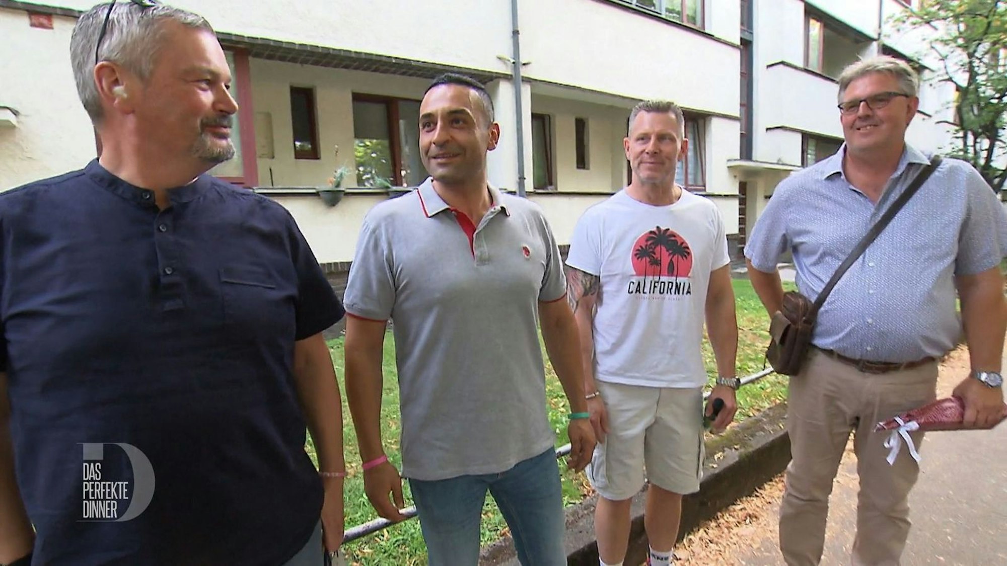 Vor Kiras Haus treffen Sascha, Adib, Franky und Andreas (von links) zum ersten Mal aufeinander und wundern sich: Wird das eine Herrenrunde?
(Bild: RTL)