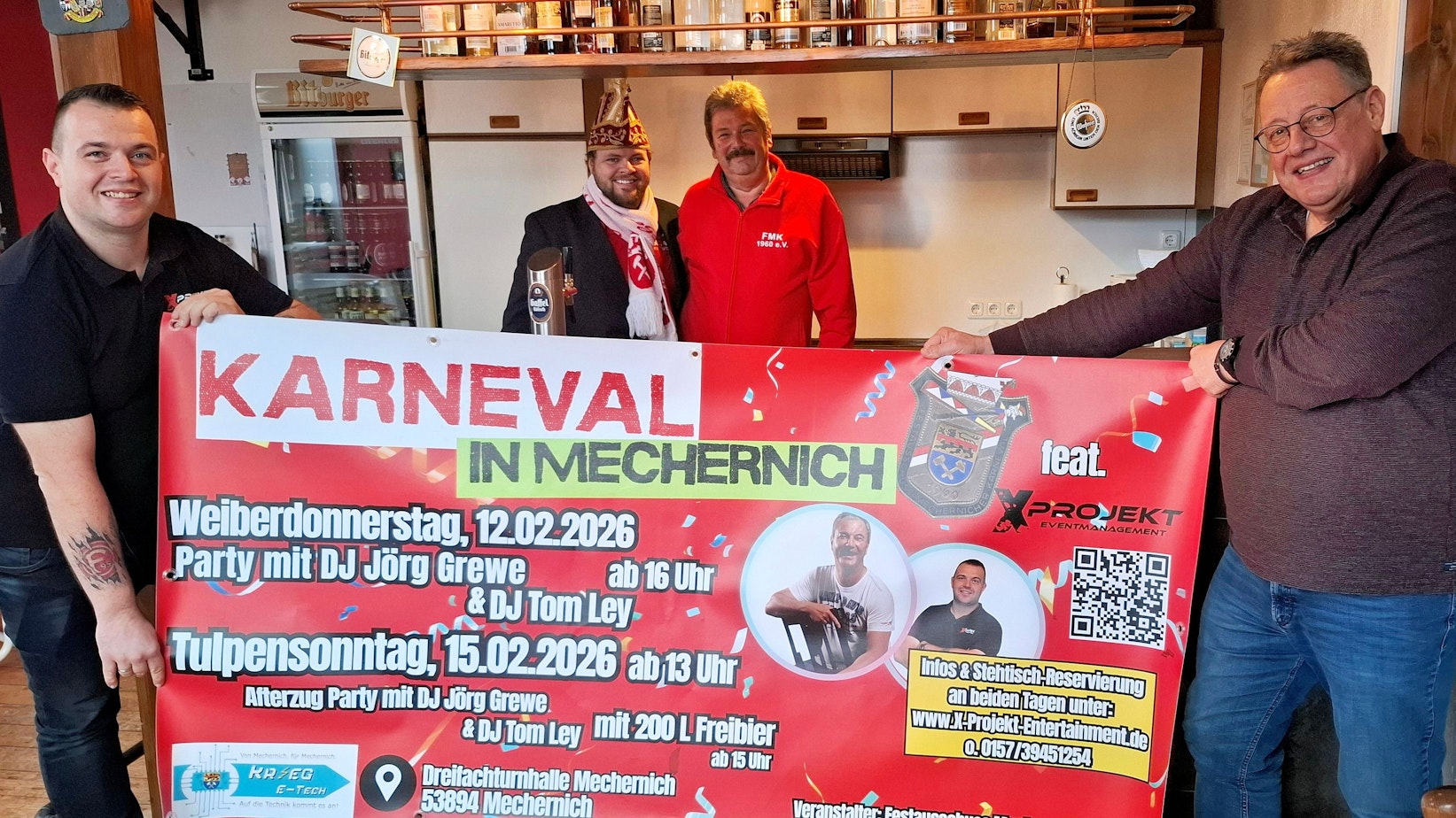 Mit Thomas Ley (links) und Vertreter des FMK halten ein großes Transparent, das mit den Terminen für die Session 2026 bedruckt ist.