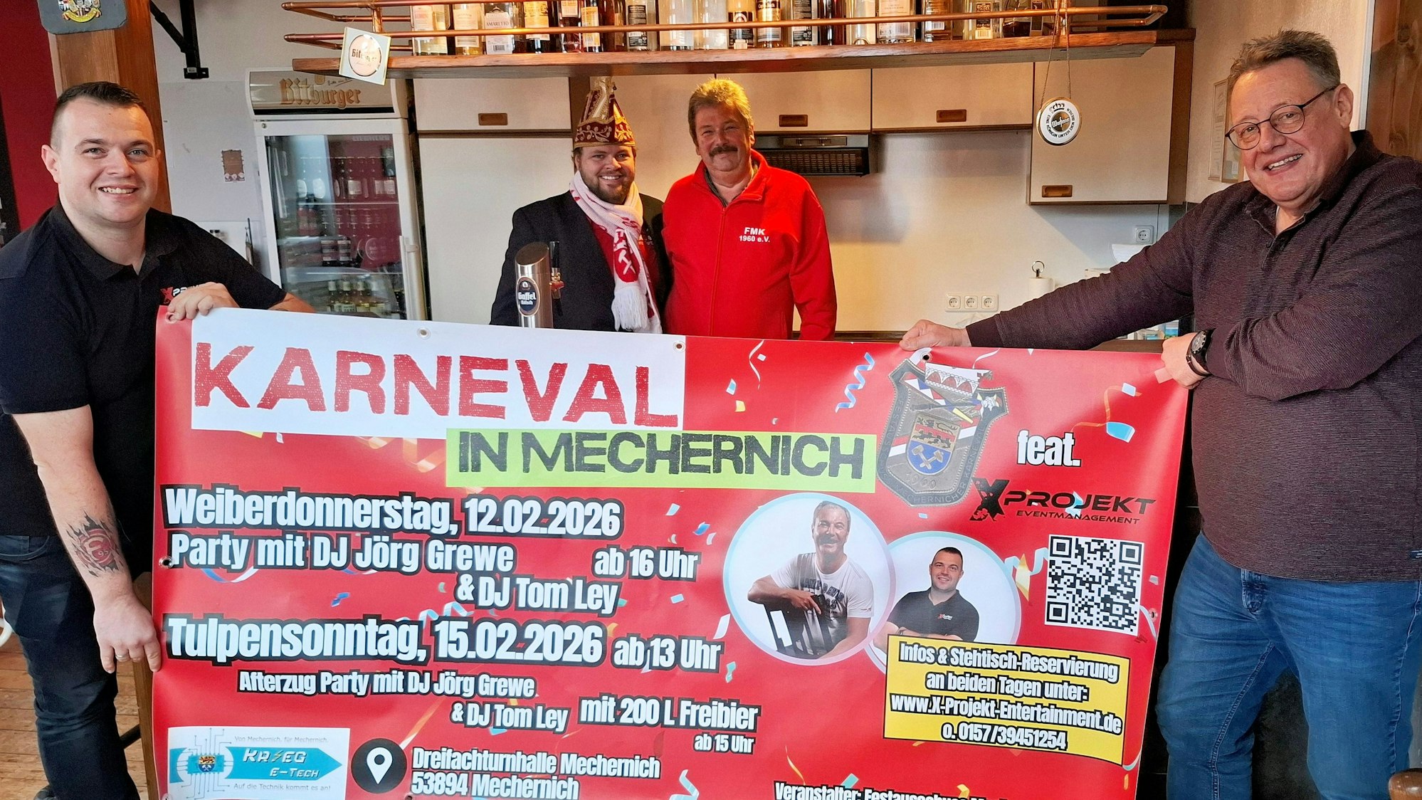 Mit Thomas Ley (links) und Vertreter des FMK halten ein großes Transparent, das mit den Terminen für die Session 2026 bedruckt ist.