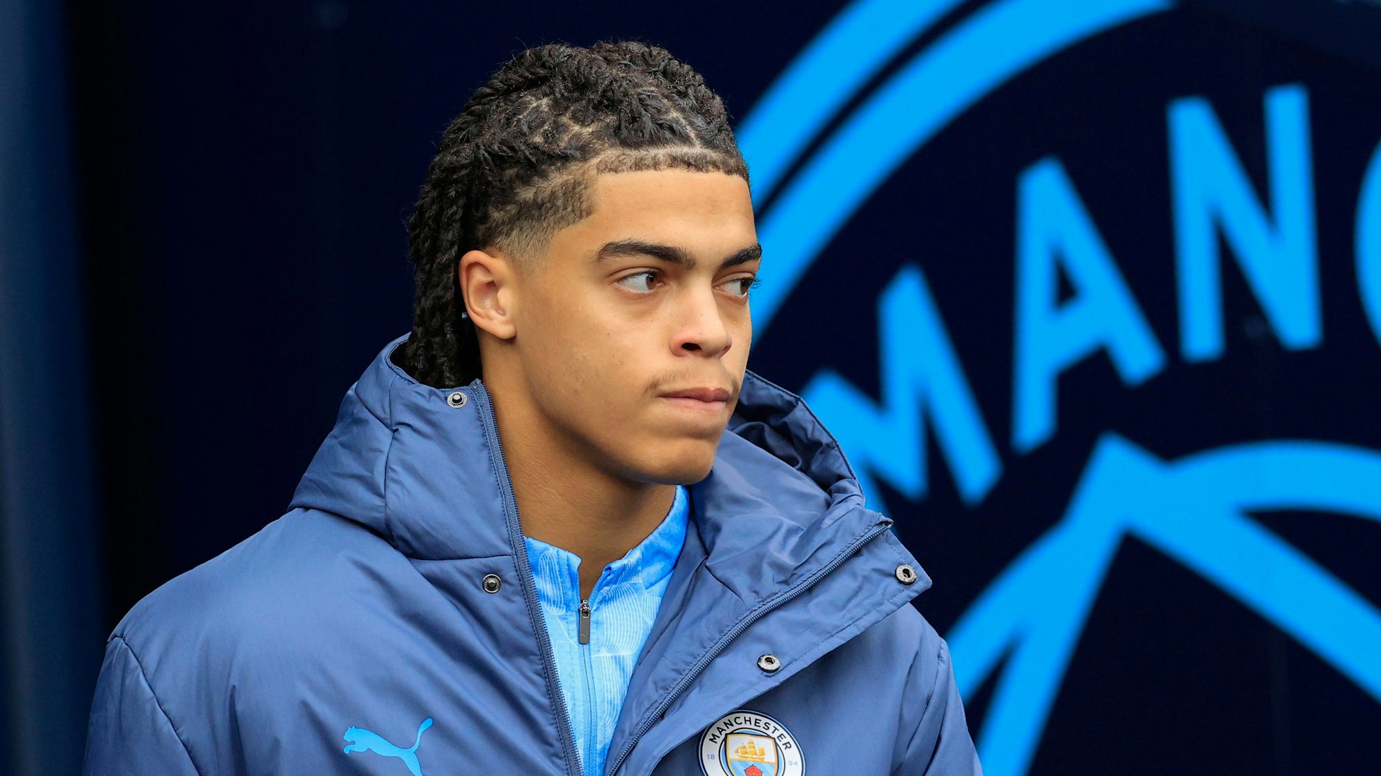 Das Bild zeigt Jahmai Simpson-Pusey, Spieler von Manchester City, der in der Rückrunde 2025/2026 für den 1. FC Köln auflaufen wird. Foto: IMAGO/Pro Sports Images