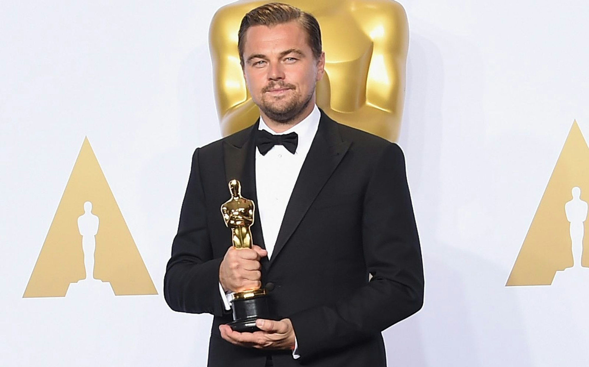 Bei der Oscar-Verleihung 2016 konnte Leonardo DiCaprio die begehrte Trophäe endlich in den Händen halten. (Bild: 2016 Getty Images/Jason Merritt)