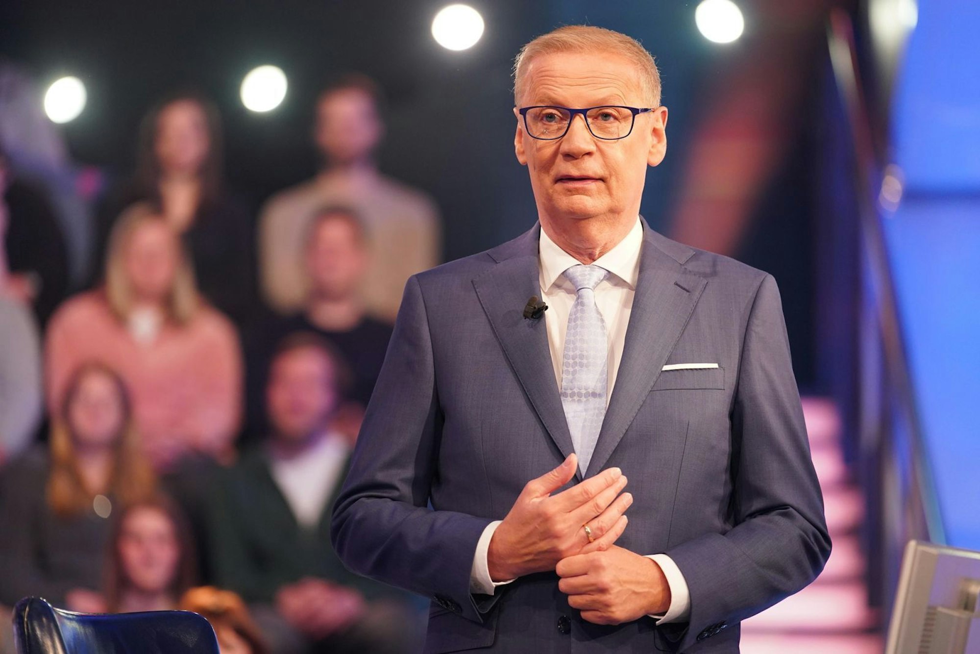 In der zehnten 3-Millionen-Euro-Woche gibt Günther Jauch den größten Pechvögeln eine zweite Chance. (Bild: RTL / Stefan Gregorowius)