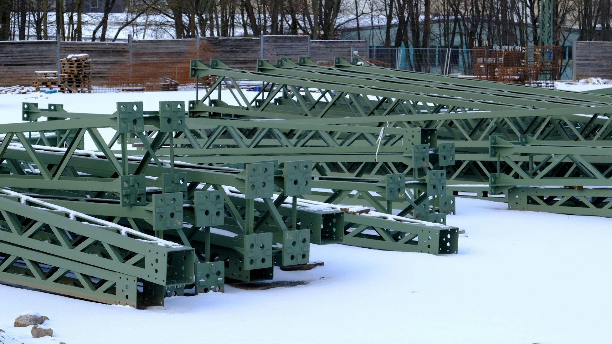 Auf einem Bahngelände bei Kall lagern Oberspannungsmasten für die Elektrifizierung der Eifelstrecke Köln-Trier.