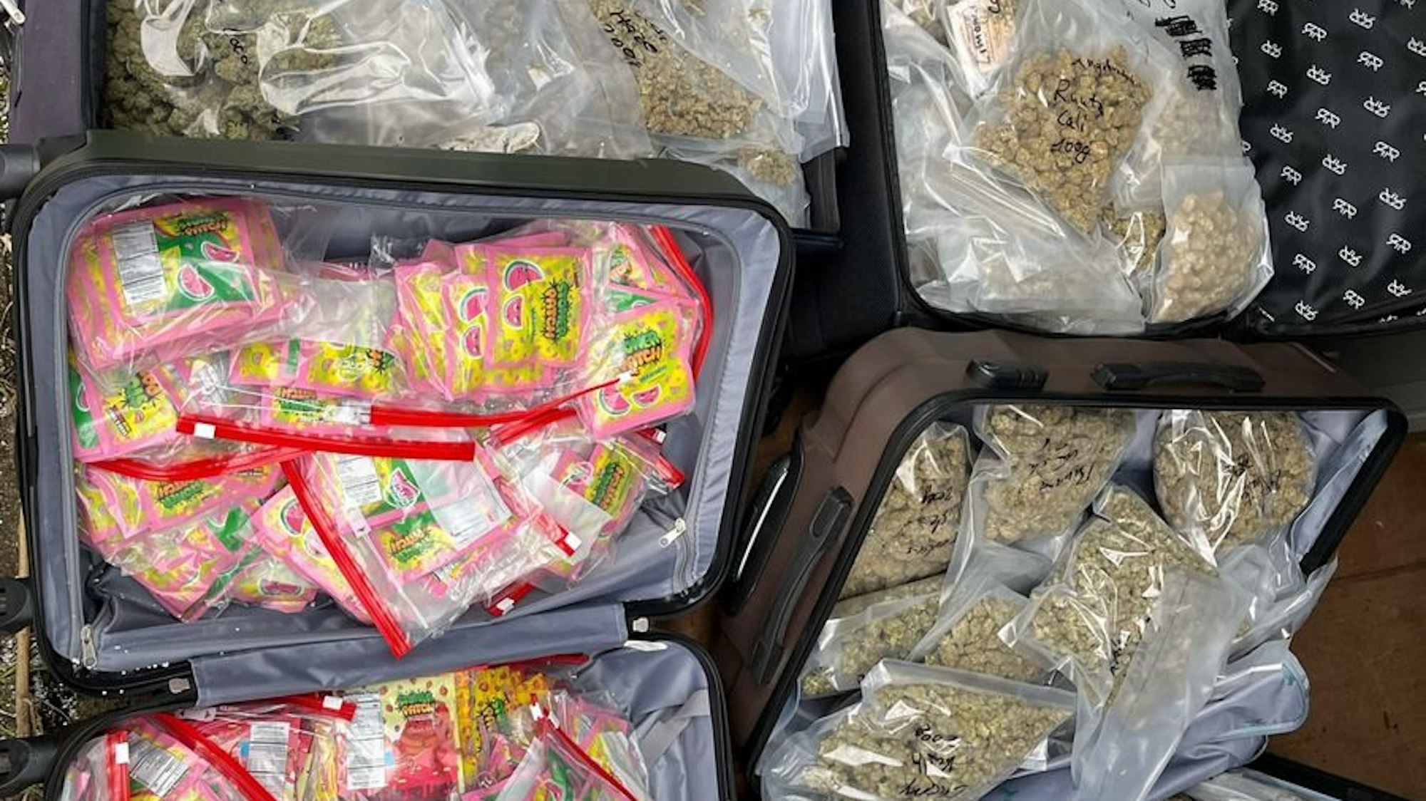 Sichergestellte Drogen, Bargeld und Waffen liegen auf einem Tisch.