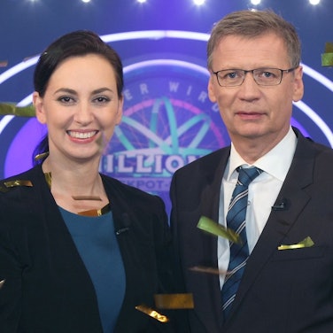 „Sie haben das taktisch sehr gut gemacht“, lobte Moderator Günther Jauch die Rekordgewinnerin Nadja Sidikjar nach ihrem Sieg. (Bild: RTL / Frank Hempel)
