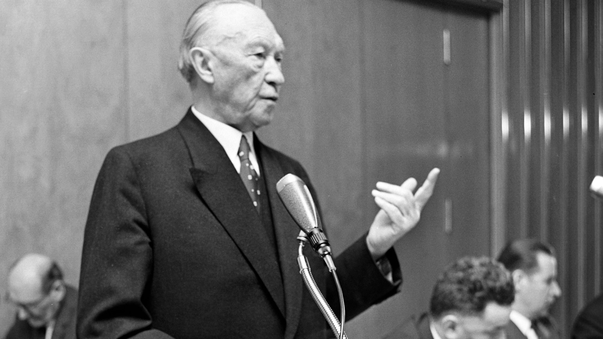 ARCHIV - 22.01.2013, Nordrhein-Westfalen, Bonn: ARCHIV - Bundeskanzler Konrad Adenauer spricht kurz nach seiner Rückkehr aus Paris auf der bisher größten Bundespressekonferenz am 23.01.1963 über den deutsch-französischen Freundschaftsvertrag, den Élysée-Vertrag, den er am 22.01.1963 gemeinsam mit Charles de Gaulle in Paris unterzeichnet hatte. Konrad Adenauer war der erste Bundeskanzler der Bundesrepublik Deutschland. Foto\ dpa +++(c) dpa - Nachrichten für Kinder+++ (zu dpa: «Steinmeier würdigt Adenauers Verdienste zum 150. Geburtstag») Foto: Kurt Rohwedder/dpa +++ dpa-Bildfunk +++