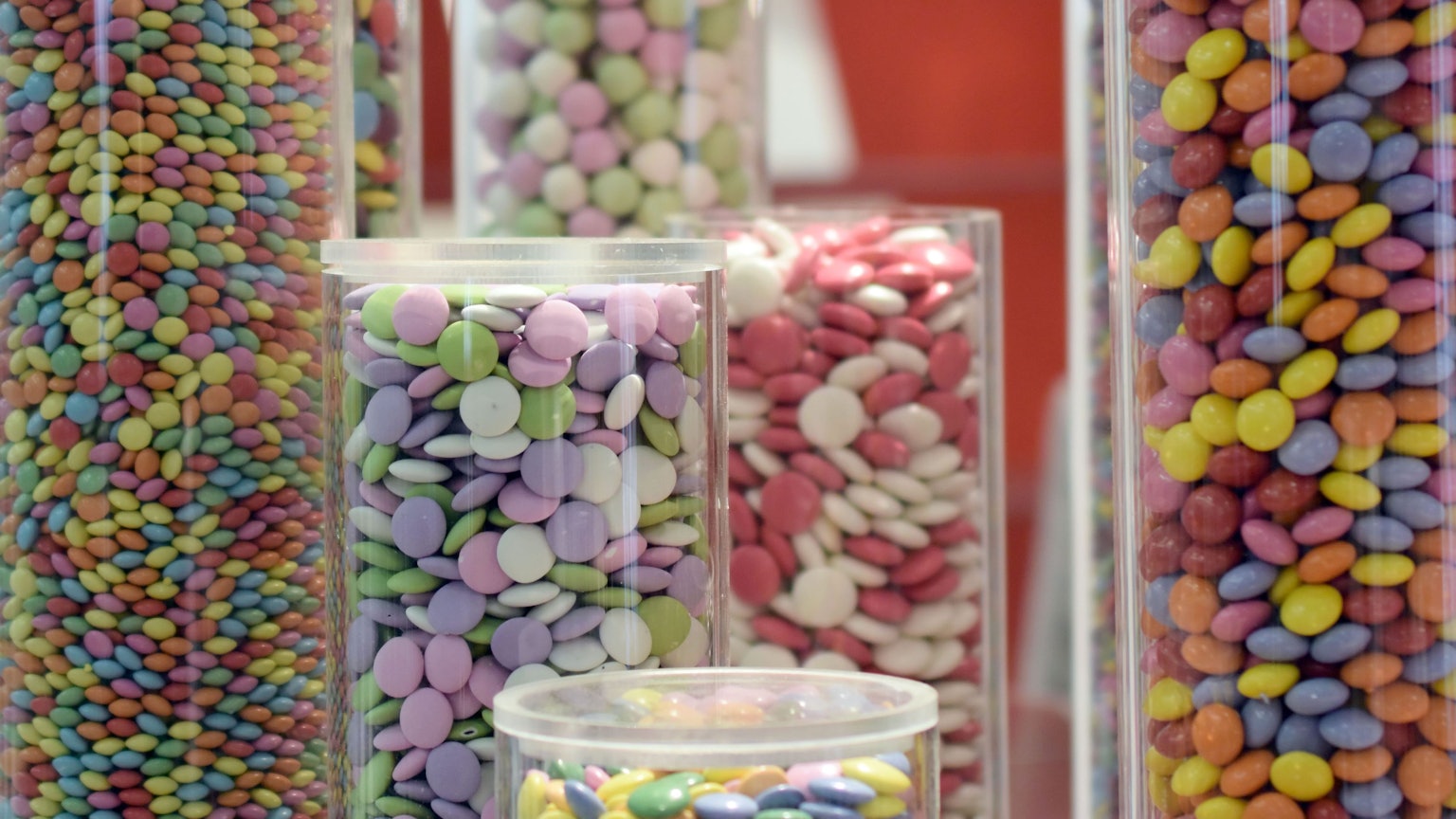 ARCHIV - 29.01.2017, Nordrhein-Westfalen, Köln: Schokolinsen sind am ersten Tag der Süßwarenmesse ISM an einem Stand zu sehen. (Zu dpa "Özdemir plant Werbeverbote für ungesunde Kinder-Lebensmittel") Foto: Henning Kaiser/dpa +++ dpa-Bildfunk +++