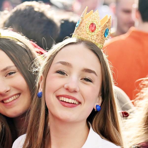 Jeckinnen feiern auf der Zülpicher Straße an Weiberfastnacht die Eröffnung des Straßenkarnevals.