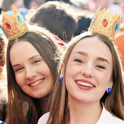 Jeckinnen feiern auf der Zülpicher Straße an Weiberfastnacht die Eröffnung des Straßenkarnevals.