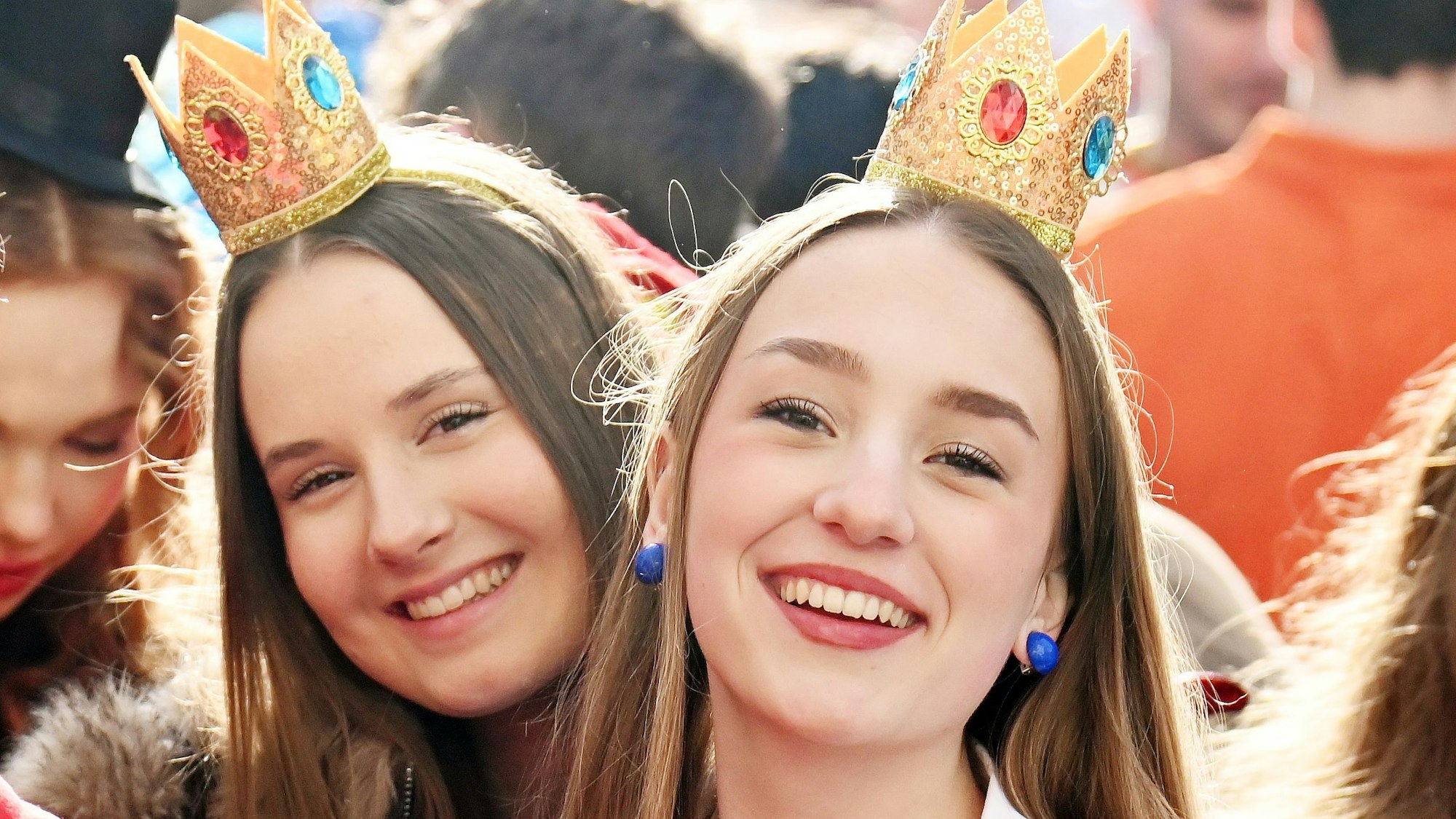 Jeckinnen feiern auf der Zülpicher Straße an Weiberfastnacht die Eröffnung des Straßenkarnevals.