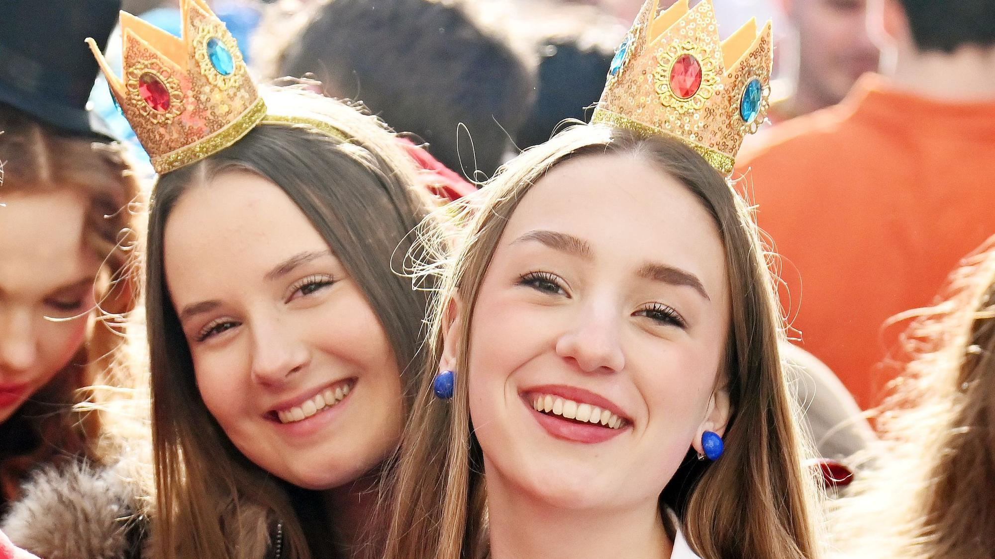 Jeckinnen feiern auf der Zülpicher Straße an Weiberfastnacht die Eröffnung des Straßenkarnevals.