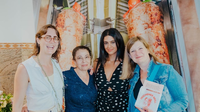 Auf dem Bild sind vier Frauen vor einem großen Foto eines Döner-Spießes zu sehen.