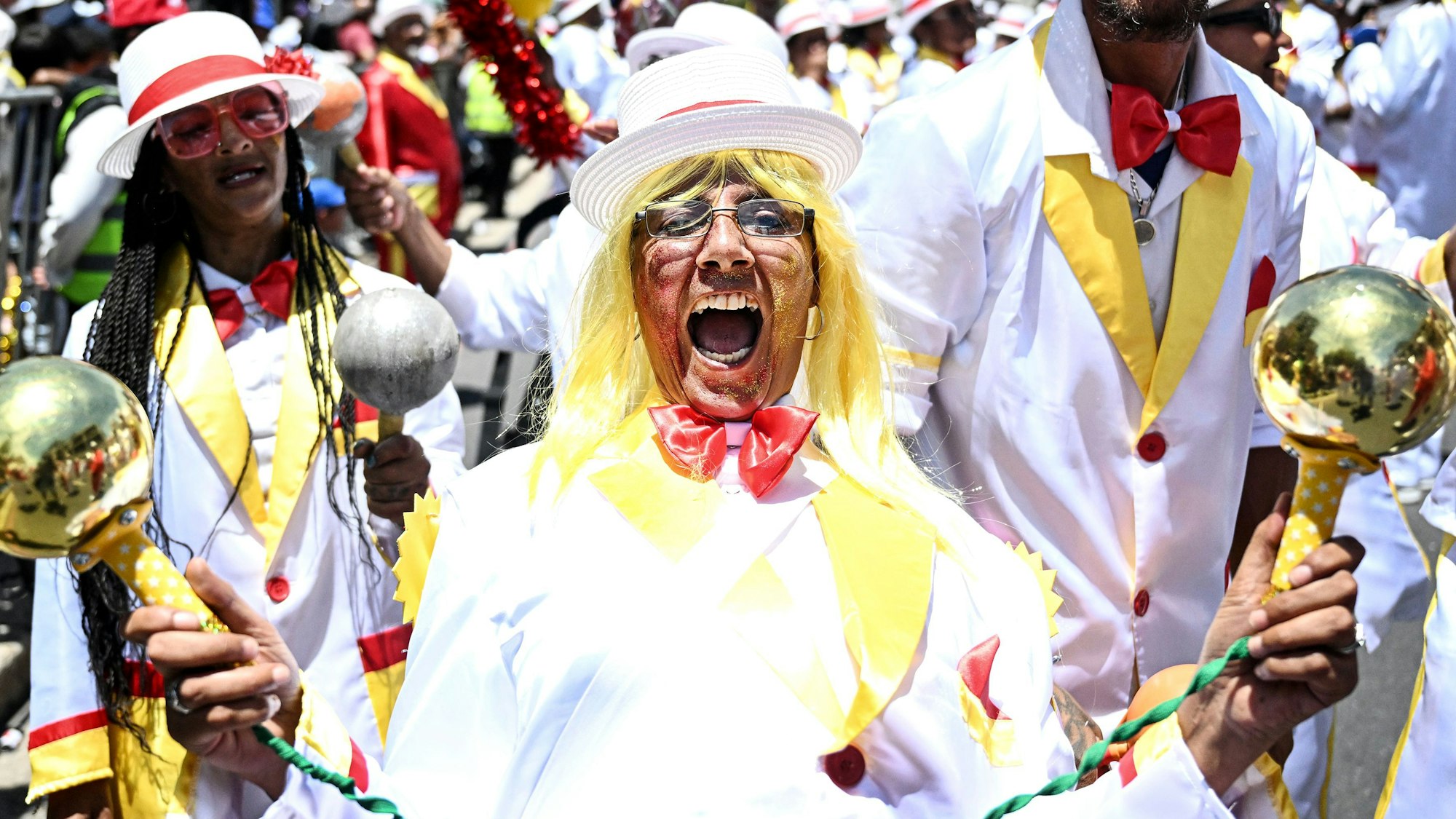 Ein Darsteller nimmt an der jährlichen Parade des Kapstädter Minstrel-Karnevals in Kapstadt, Südafrika, teil.