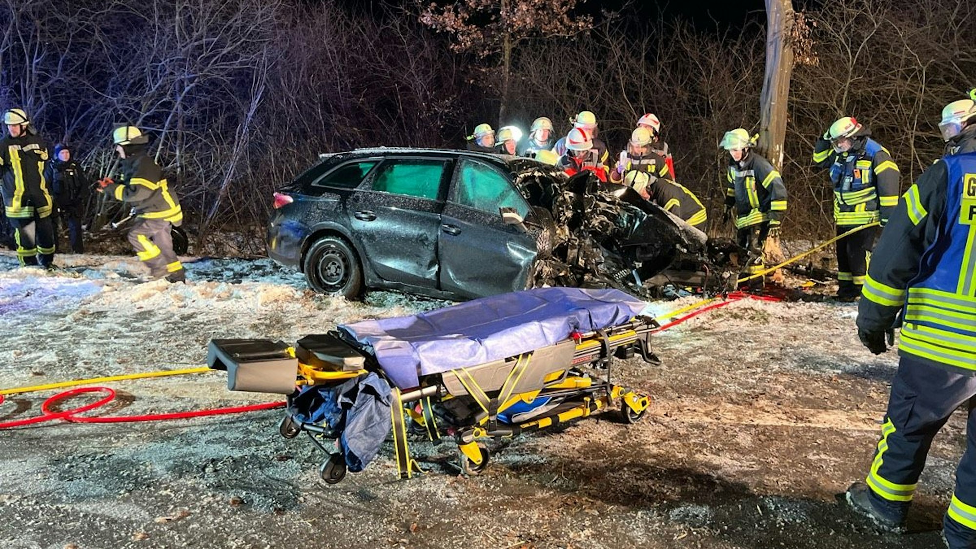 Die Feuerwehr befreite einen schwer verletzten 37-Jährigen aus seinem Fahrzeug, nachdem er wegen Glätte auf der L770 in Petershagen von der Straße abgekommen und gegen zwei Bäume geprallt war.