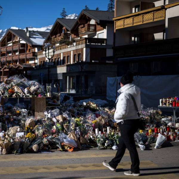 Das Bild zeigt Blumen vor der Bar „Le Constellation“ in Crans-Montana. Foto: Fabrice Coffrini/AFP