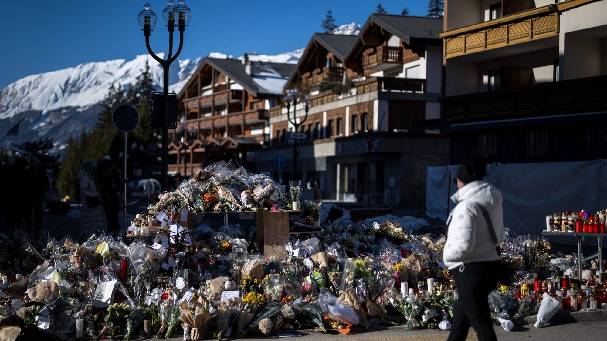 Das Bild zeigt Blumen vor der Bar „Le Constellation“ in Crans-Montana. Foto: Fabrice Coffrini/AFP