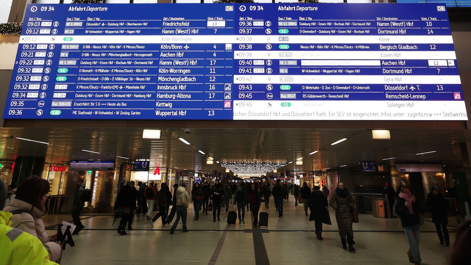 06.01.2026, Nordrhein-Westfalen, Düsseldorf: Ein Hinweisschild im Düsseldorfer Hauptbahnhof zeigt dass es wegen ein Stellwerkdefekt in Düsseldorf zu Beinträtigungen kommt. Foto: David Young/dpa +++ dpa-Bildfunk +++