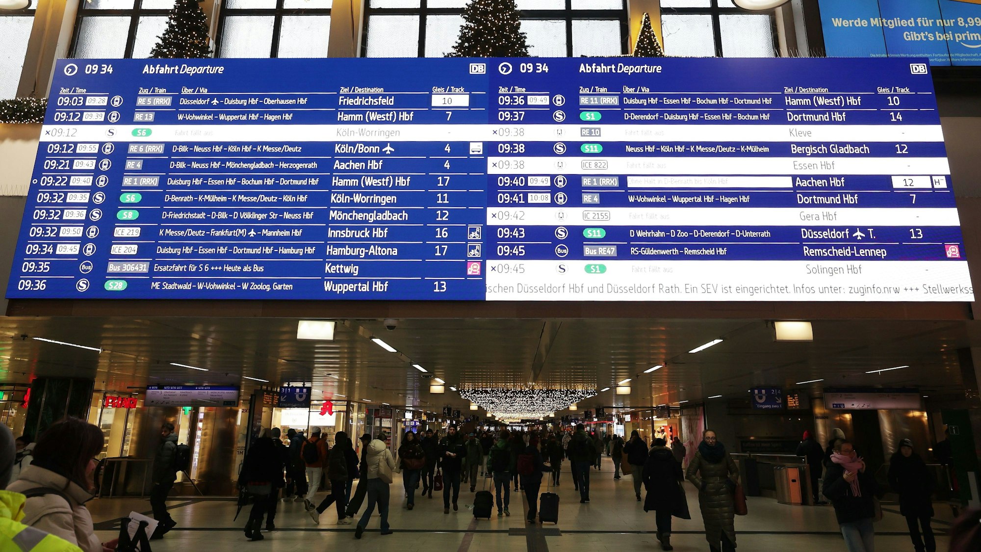 06.01.2026, Nordrhein-Westfalen, Düsseldorf: Ein Hinweisschild im Düsseldorfer Hauptbahnhof zeigt dass es wegen ein Stellwerkdefekt in Düsseldorf zu Beinträtigungen kommt. Foto: David Young/dpa +++ dpa-Bildfunk +++