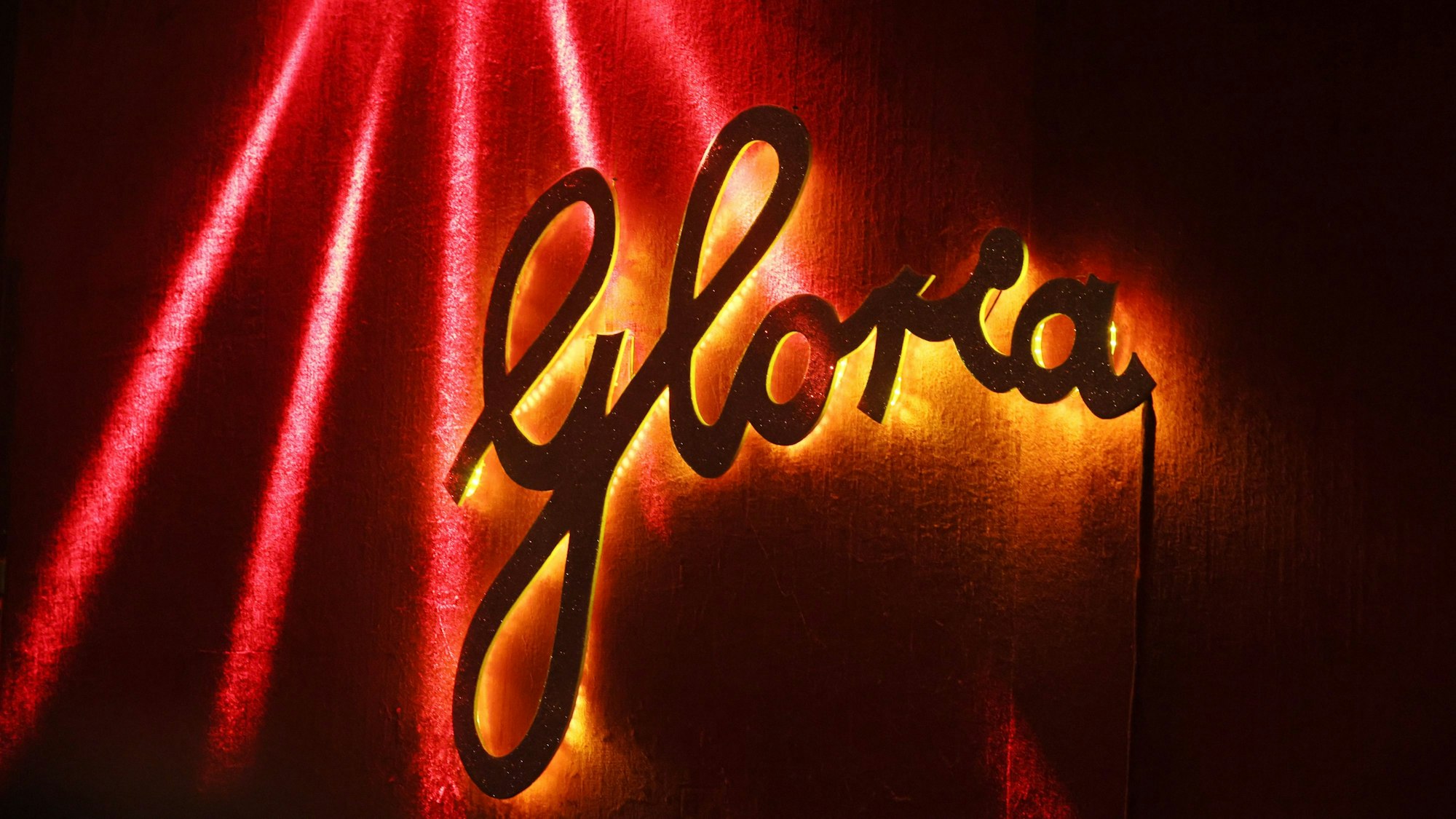 Leuchtschriftzug zeigt Gloria im Theater Gloria in Köln. (Archivbild)