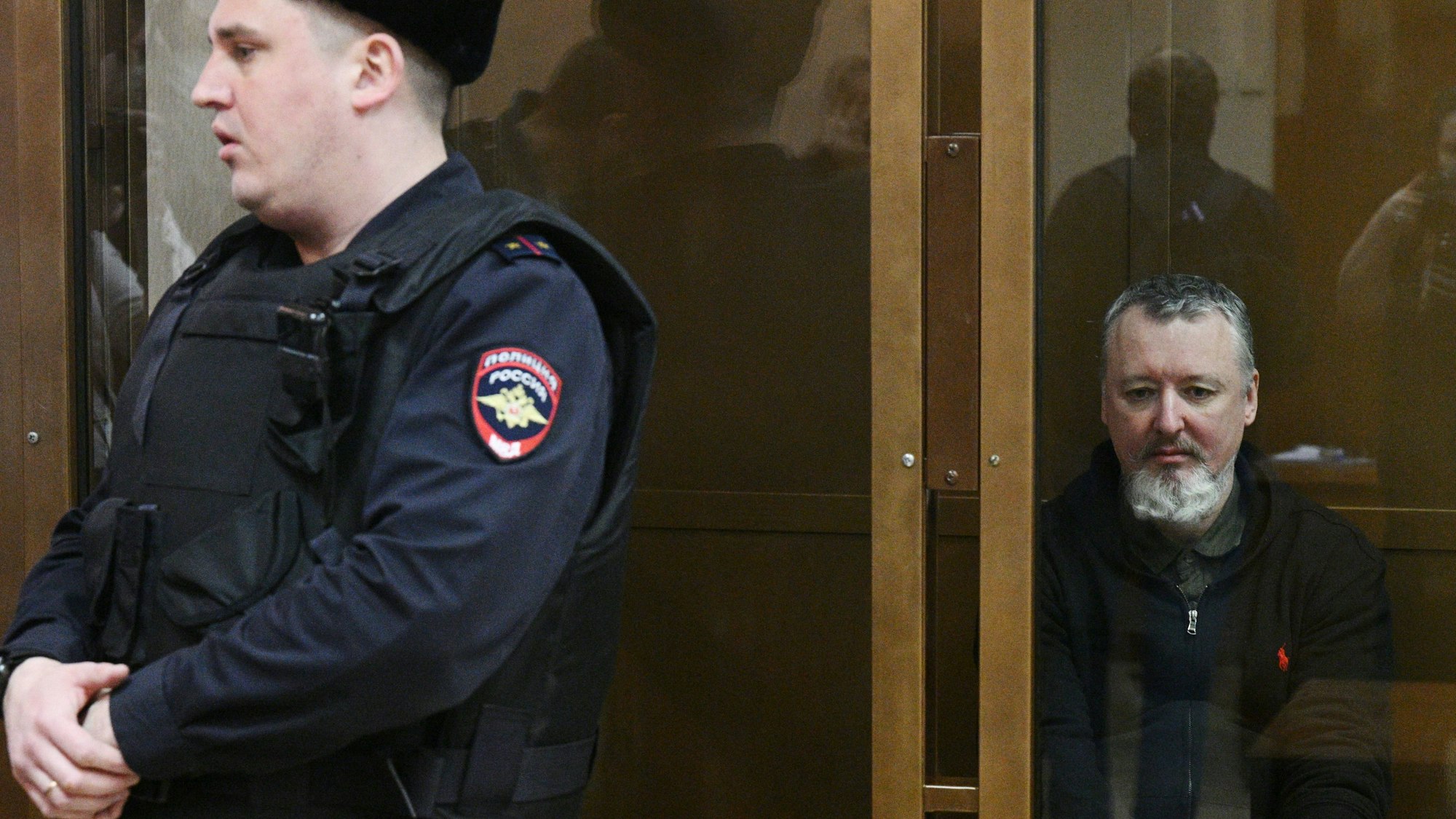 Igor Girkin (r.) während einer Gerichtsverhandlung in Moskau. (Archivbild)