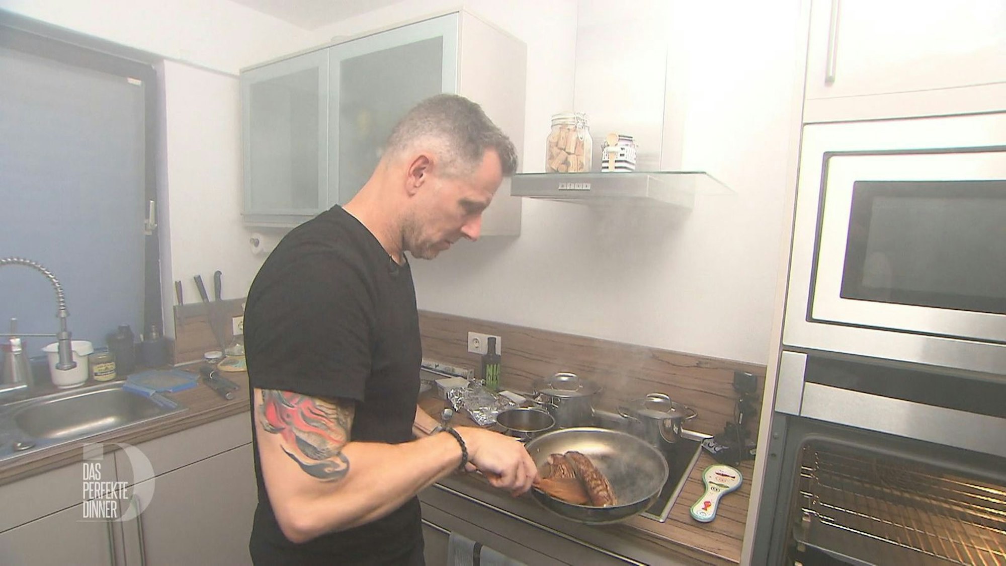 Wo gebraten wird, kann es schon mal rauchen. Auch mal ein bisschen mehr.
(Bild: RTL)