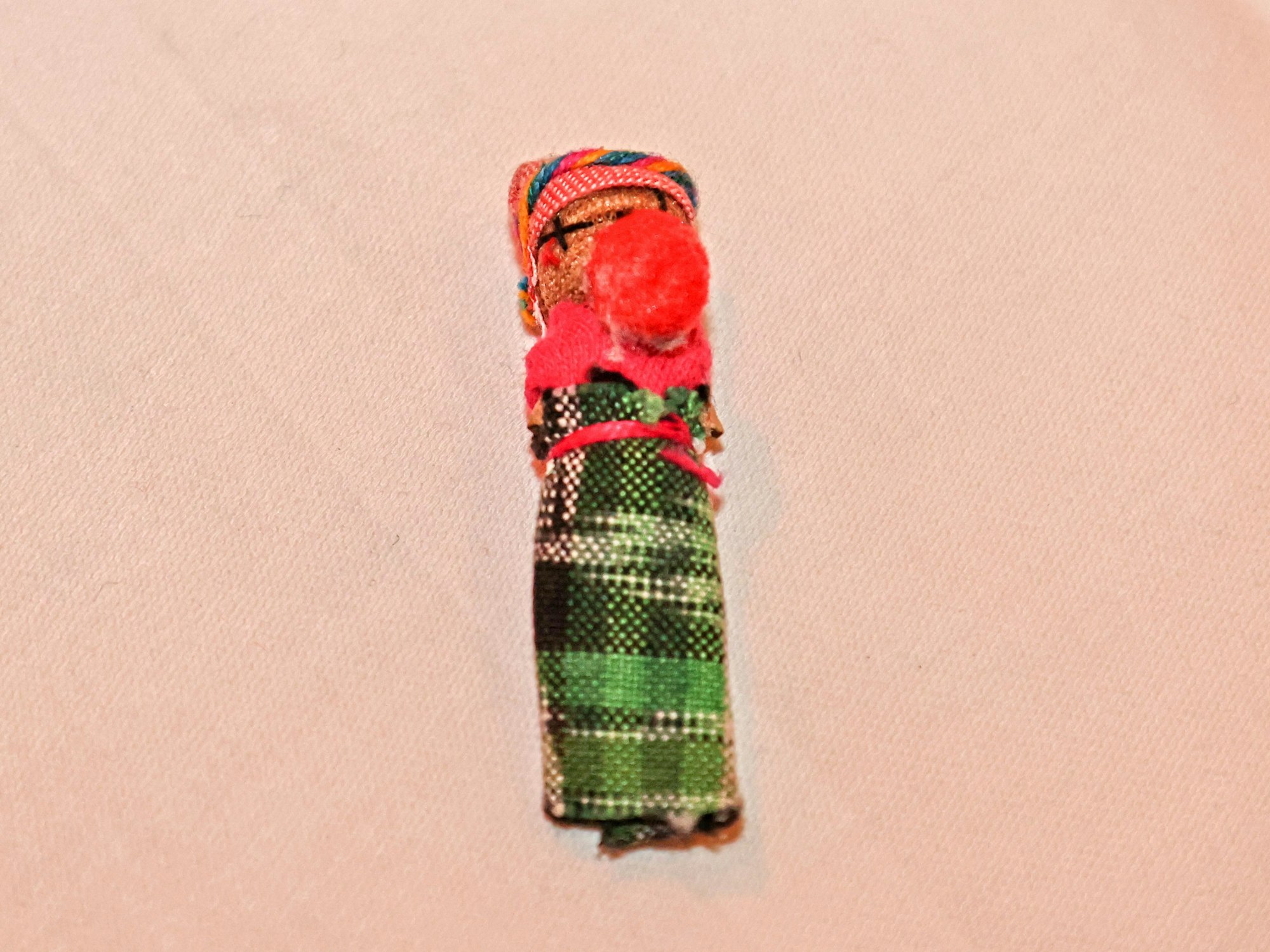 Ein Sorgenpüppchen, das Prinz Niklas I. bei sich trägt.