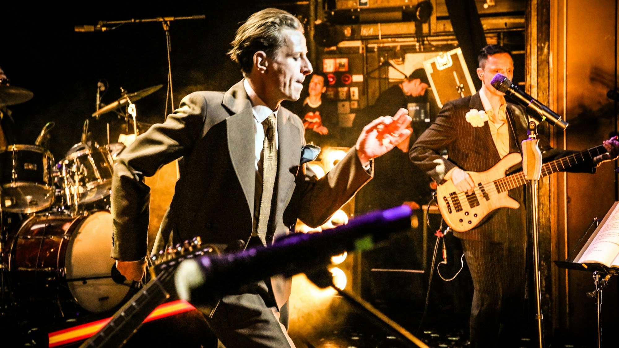 BERLINER ENSEMBLE: "Heroes" - Alexander Scheer singt David Bowie