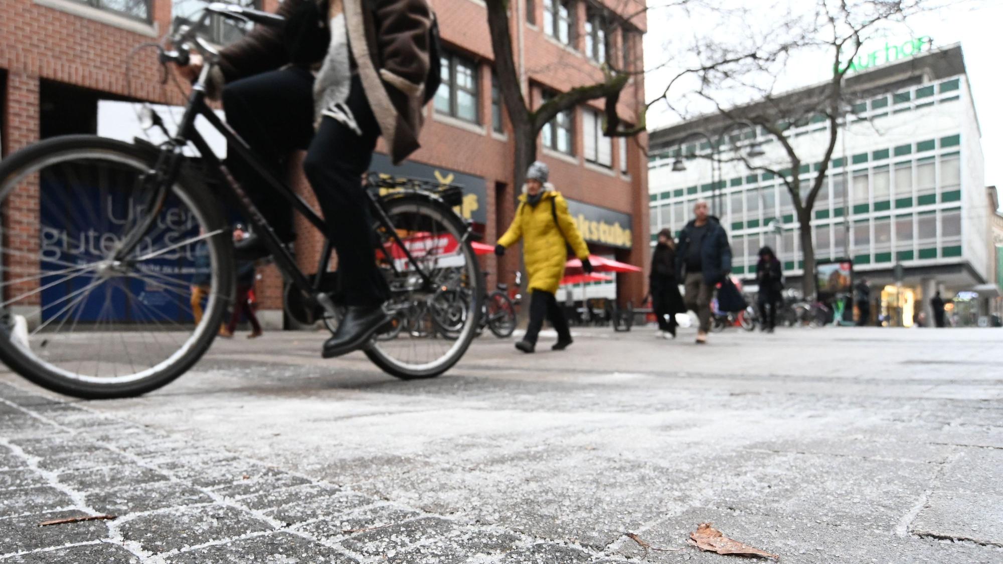 Hohe Straße in Köln: Aufgrund der Minusgrade mit Schnee werden aktuell wieder zahlreiche Straßen und Gehwege in der Stadt gestreut.