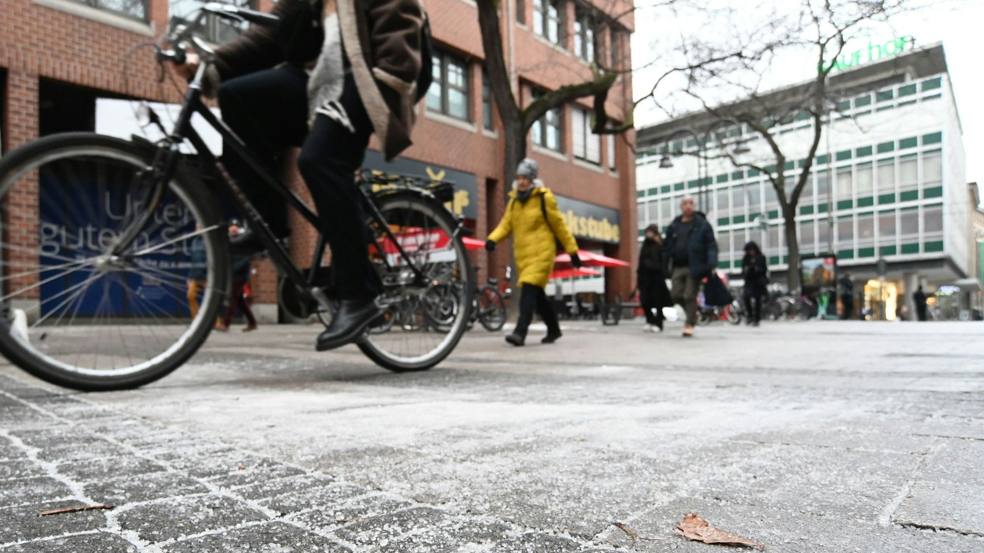 Hohe Straße in Köln: Aufgrund der Minusgrade mit Schnee werden aktuell wieder zahlreiche Straßen und Gehwege in der Stadt gestreut.
