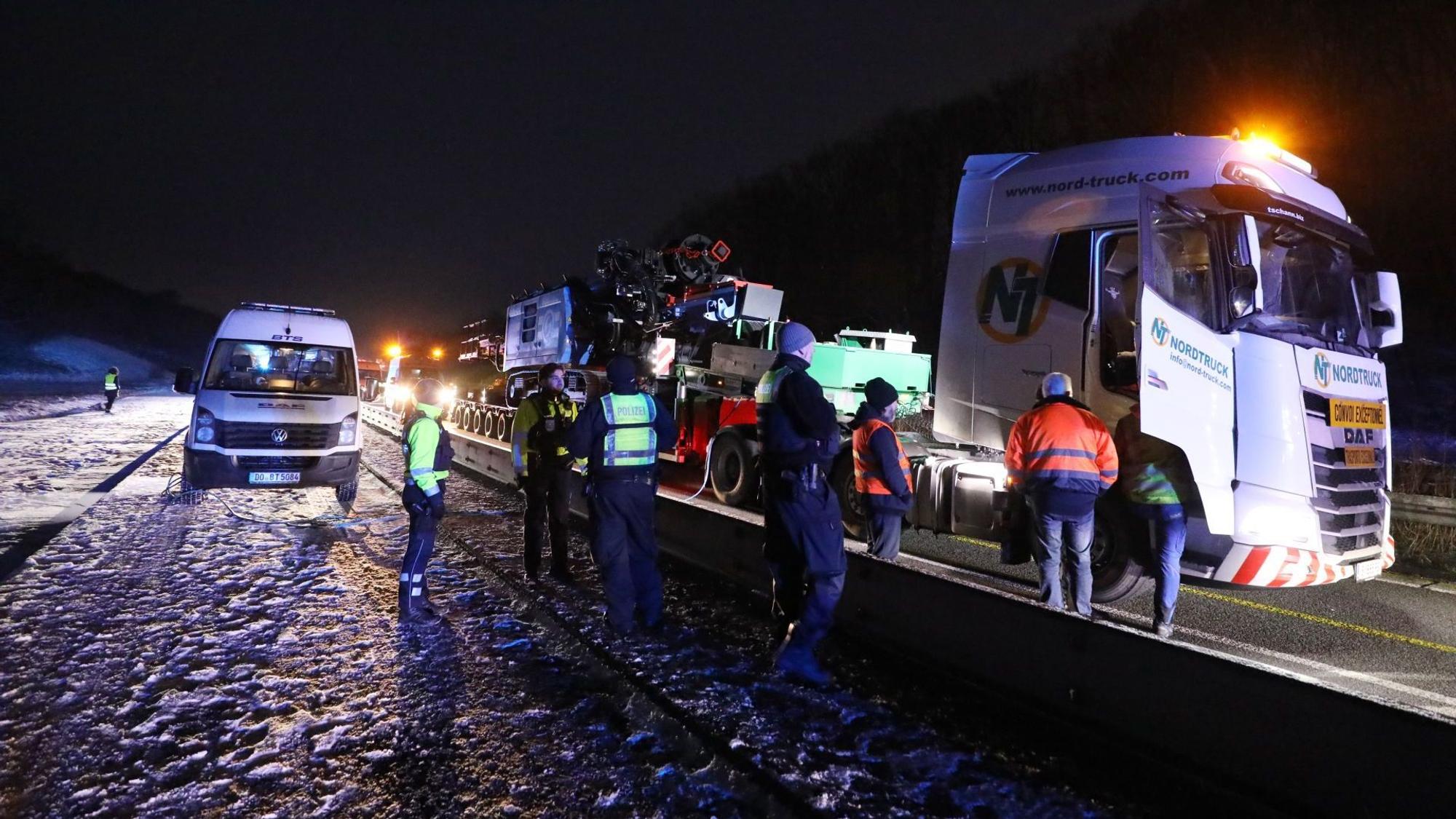 Die Autobahn A3 ist am frühen Dienstagmorgen in Fahrtrichtung Köln zwischen der Anschlussstelle Siebengebirge und dem Kreuz Bonn/Siegburg wegen eines defekten Schwertransports in der Baustelle komplett gesperrt.