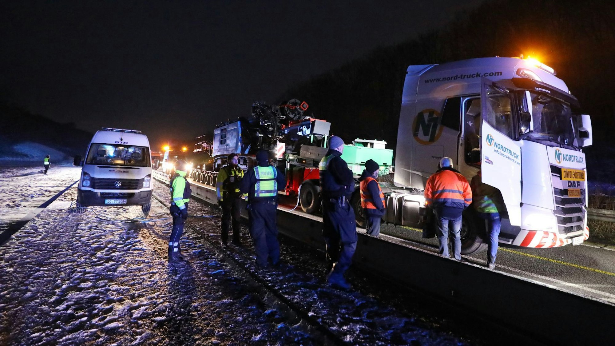 Die Autobahn A3 ist am frühen Dienstagmorgen in Fahrtrichtung Köln zwischen der Anschlussstelle Siebengebirge und dem Kreuz Bonn/Siegburg wegen eines defekten Schwertransports in der Baustelle komplett gesperrt.