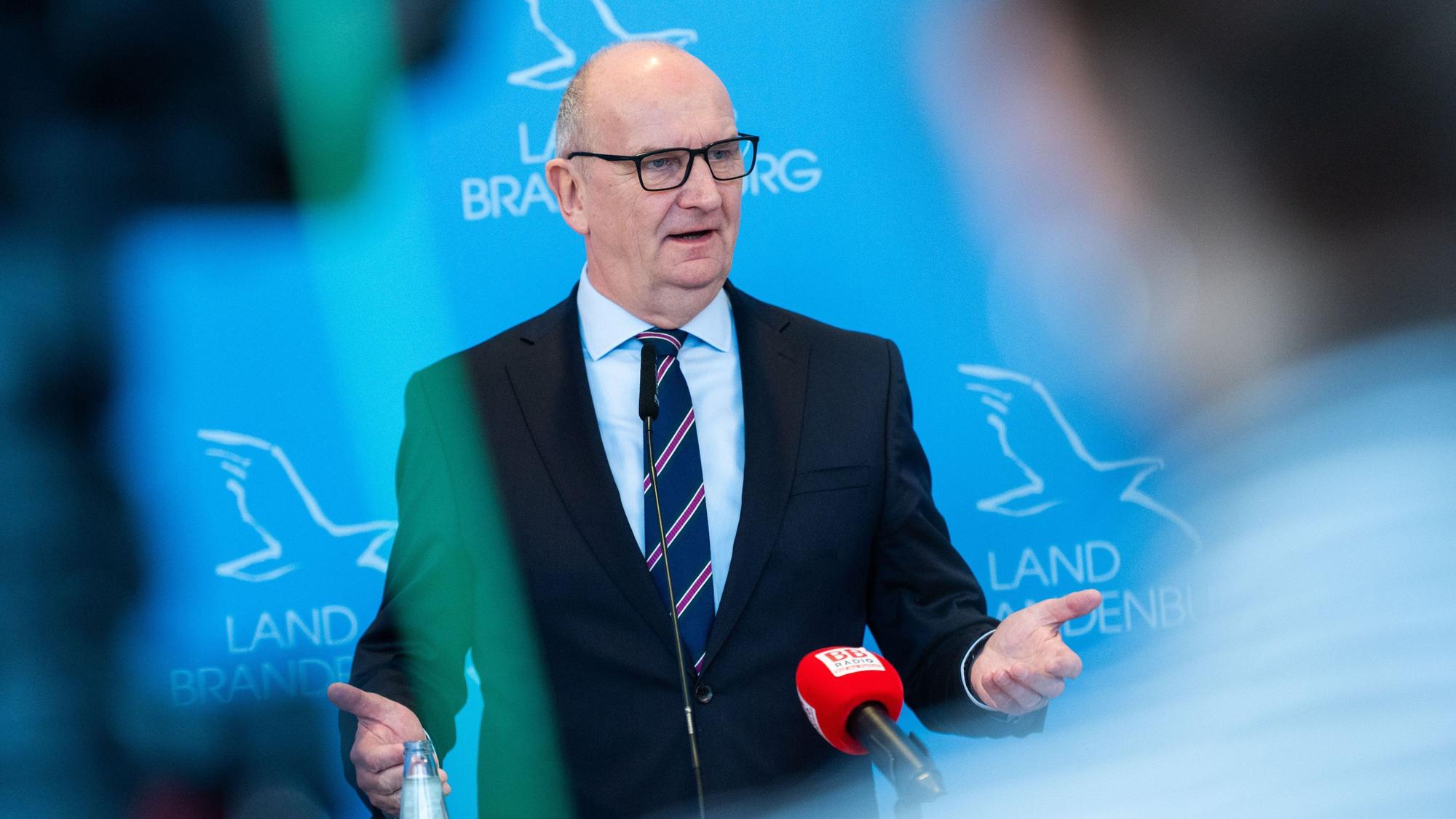Dietmar Woidke (SPD), Ministerpräsident von Brandenburg, gibt ein Statement. (Archivbild)
