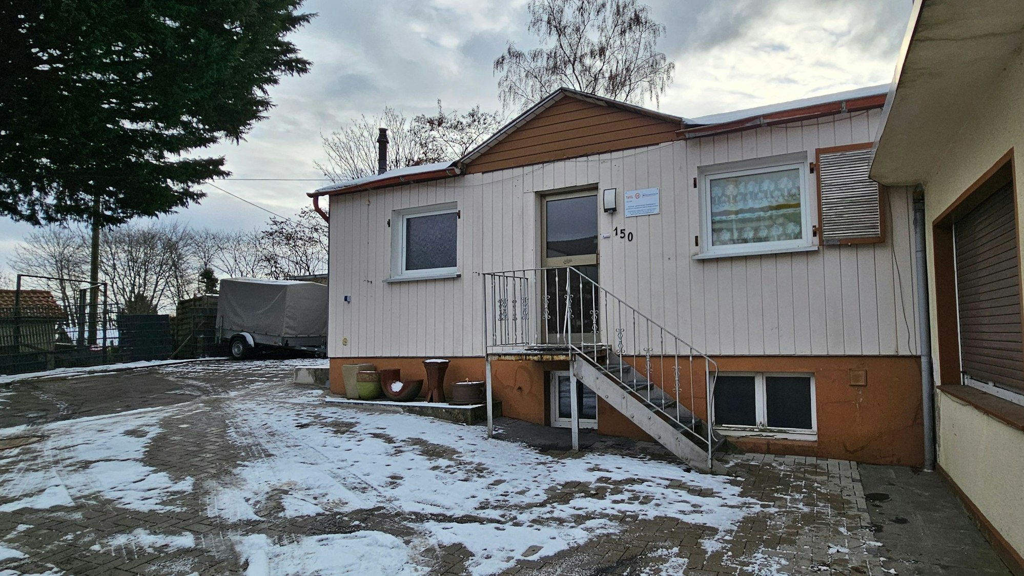 Auf dem Bild ist das Gebäude zu sehen, in das das Lager und der Sortierraum der Tafel umziehen musste.