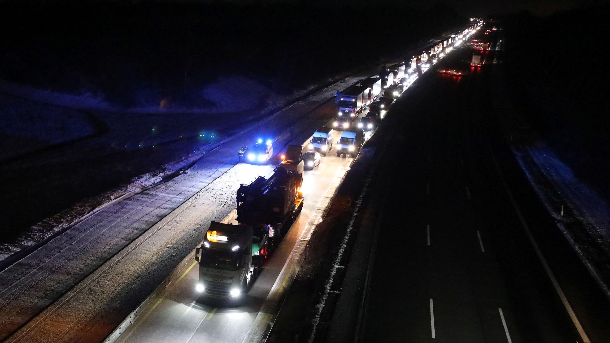 Hinter dem blockierenden Schwertransporter bildete sich in den Morgenstunden ein langer Stau.