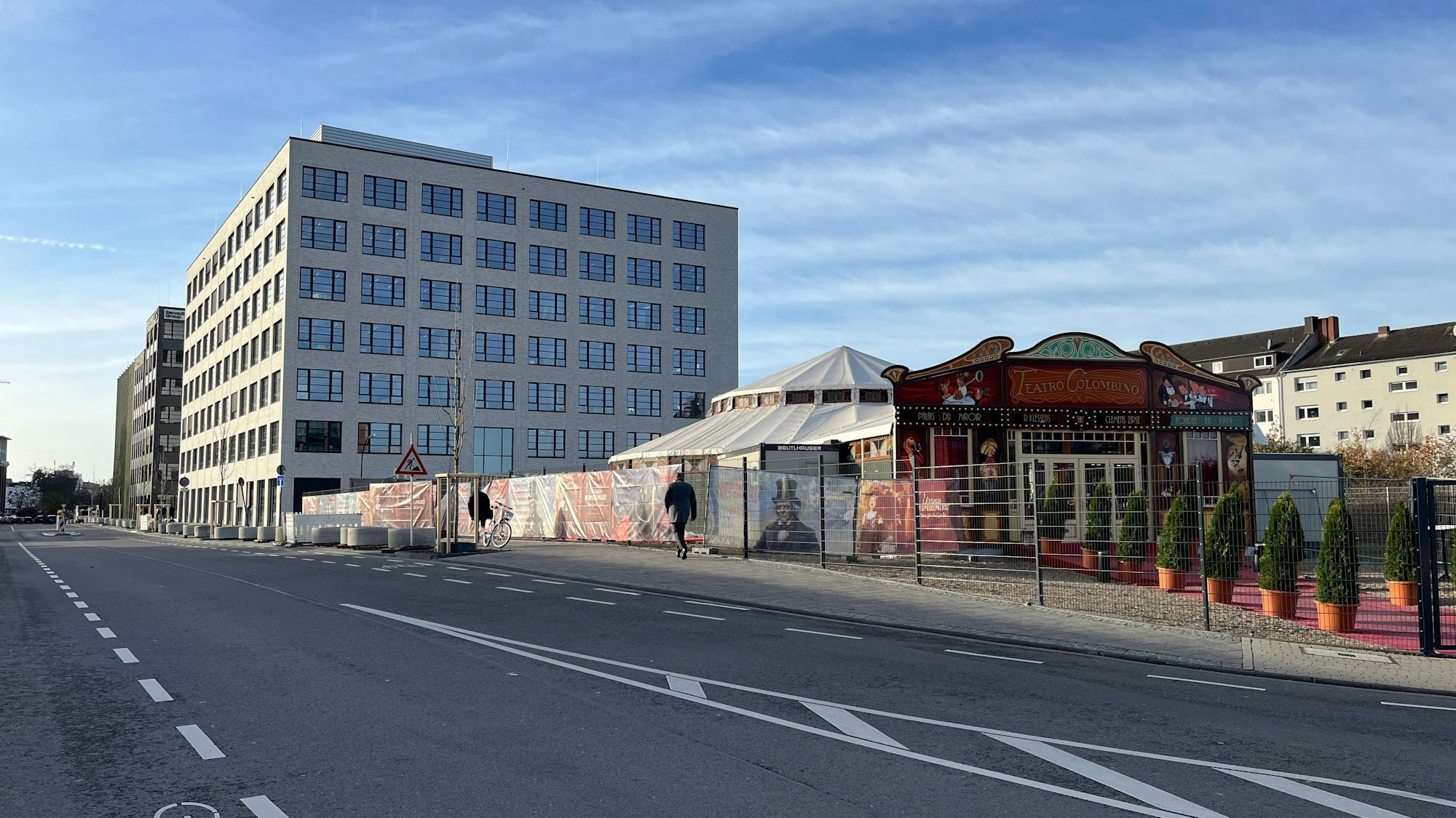 Statt des geplanten Hochhaus steht auf dem Grundstück der sogenannte Spiegelpalast.